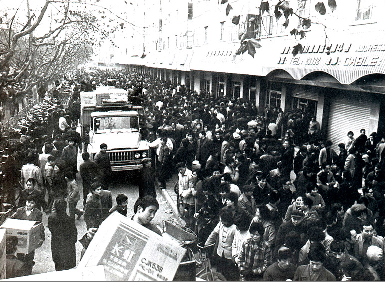 1989年，在彩電計(jì)劃調(diào)控的年代，長(zhǎng)虹彩電的降價(jià)引發(fā)搶購(gòu)潮