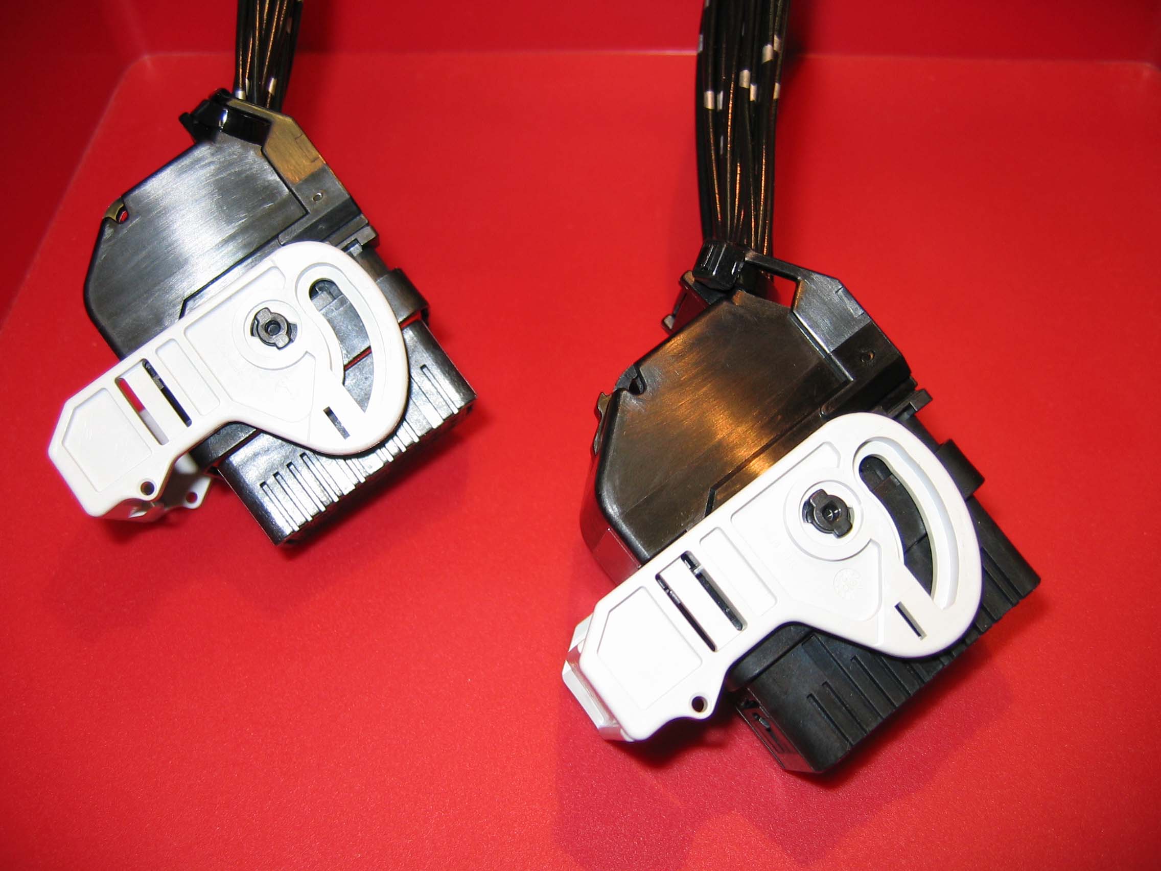 CMX密封型、 混合式、高密度、模塊化連接器系列