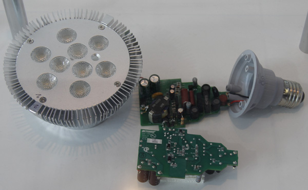 圖2. 使用PI LinkSwitch-PH設(shè)計(jì)的功率因數(shù)大于0.9的14W LED驅(qū)動(dòng)電路方案