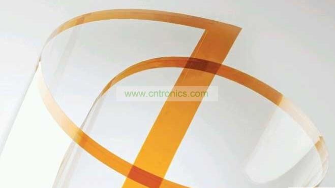 將Willow Glass卷成圓筒狀。