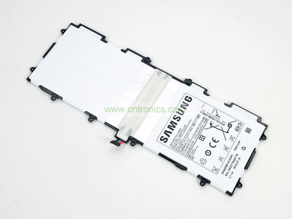 取出電池前要把周圍的帶狀電纜先拔出來，這個比較容易。Galaxy Note 10.1的電池容量為7000mAh,3.7V，預計續(xù)航時間8小時左右，重約136克，占據(jù)了整體重量的23%。不過為了減少機身厚度，電池做得很薄。