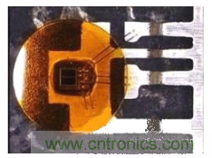 圖2：對(duì)于車(chē)用級(jí)R2Coupler產(chǎn)品如ACPL-M43T光電耦合器，Avago使用雙線強(qiáng)化關(guān)鍵功能連接