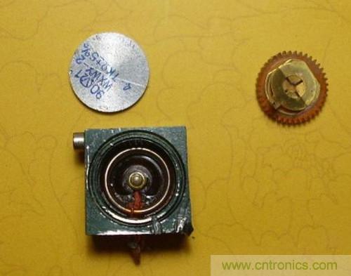 打開可調(diào)電阻上面的鋁蓋，取出動臂