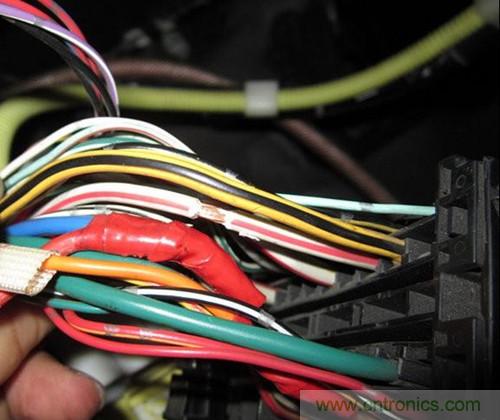 控制線25線--黃底紅條，電容器輸出線為最大的藍(lán)色線，接蓄電池正極的線為白底紅條粗線