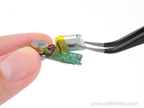 一個薄的金屬帶，電池是焊接在主板上