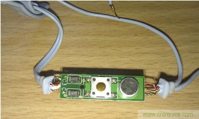 正面，好像是極性電容，一個按鍵，一個麥克：