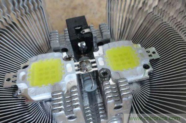 變廢為寶！風扇散熱器變身山寨LED燈