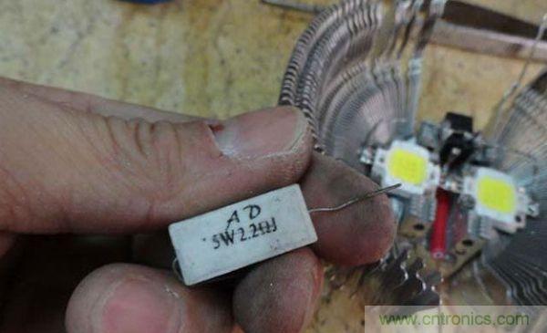 變廢為寶！風扇散熱器變身山寨LED燈