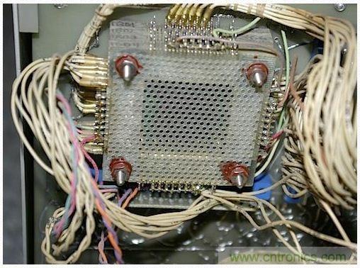 經(jīng)典懷舊拆解！歷史彌留的可編程科學計算器 from 1966