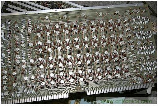 經(jīng)典懷舊拆解！歷史彌留的可編程科學計算器 from 1966