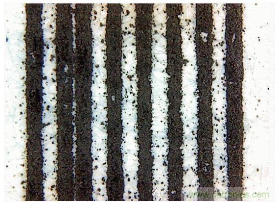 惠普(HP)Laserjet 600 M601(5mil的線寬和間距&mdash;&mdash;顯微鏡圖像)。注意空白處的碳粉斑點和兩條并在一起的線