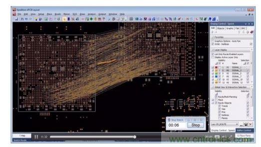 針對顯示連接的網(wǎng)絡(luò)線，設(shè)計師繪制出一個非常簡略的草圖，隨后布線器便開始工作。角落里的秒表記錄了完成布線的實際時間。
