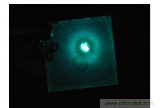 只需要一點點不同于傳統(tǒng)的配方，相同的單層也可以發(fā)出明亮的藍光