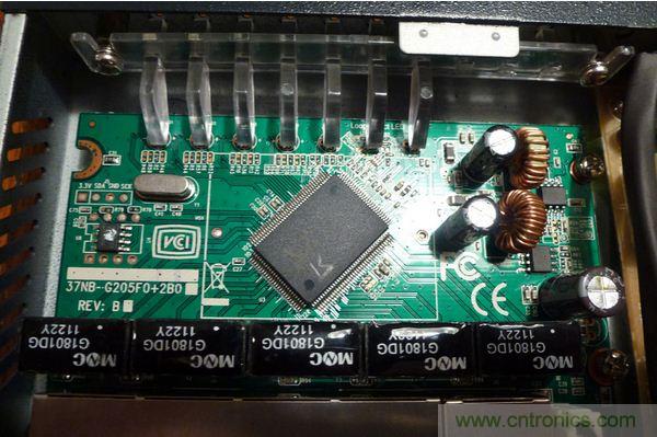 圖6：主系統(tǒng)電路板的細(xì)節(jié)特寫(xiě)。