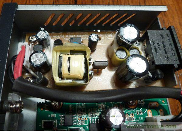 圖5：去掉塑料防護(hù)罩后的電源子系統(tǒng)細(xì)節(jié)特寫(xiě)。