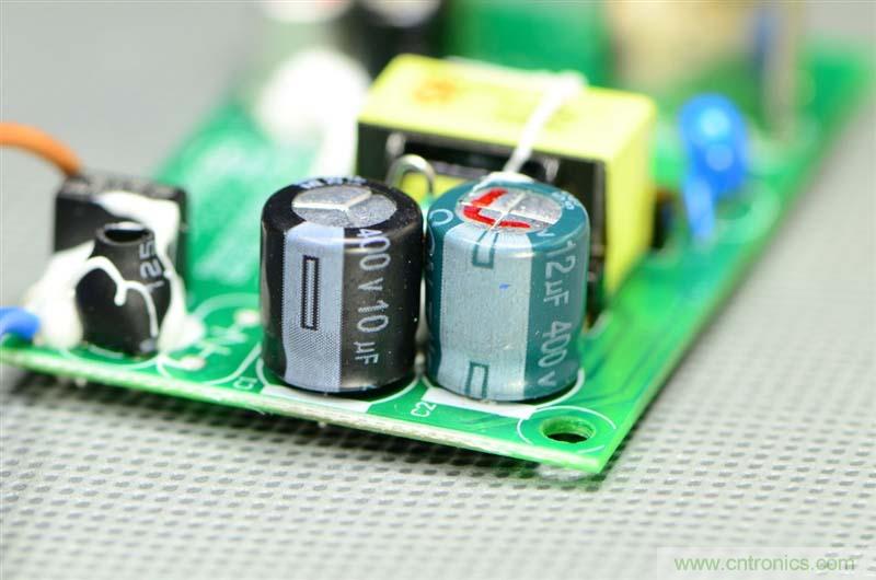 航嘉智能插線板拆解評測：看老牌機(jī)電如何&rdquo;秒殺&ldquo;后起之秀