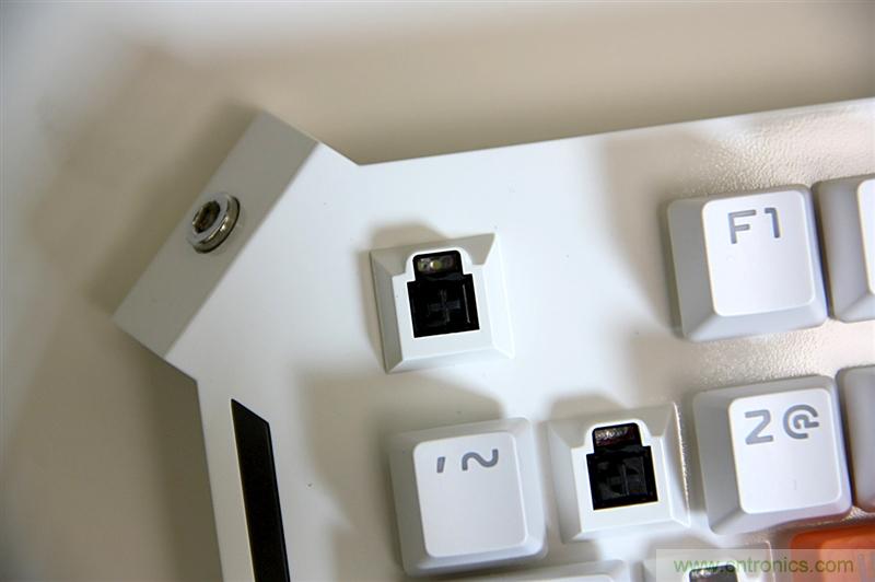 曾經(jīng)的網(wǎng)吧統(tǒng)治者&mdash;雙飛燕血手幽靈機(jī)械鍵盤，真世界最快？