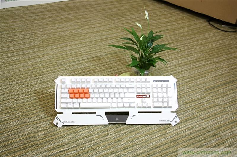 曾經(jīng)的網(wǎng)吧統(tǒng)治者&mdash;雙飛燕血手幽靈機(jī)械鍵盤，真世界最快？