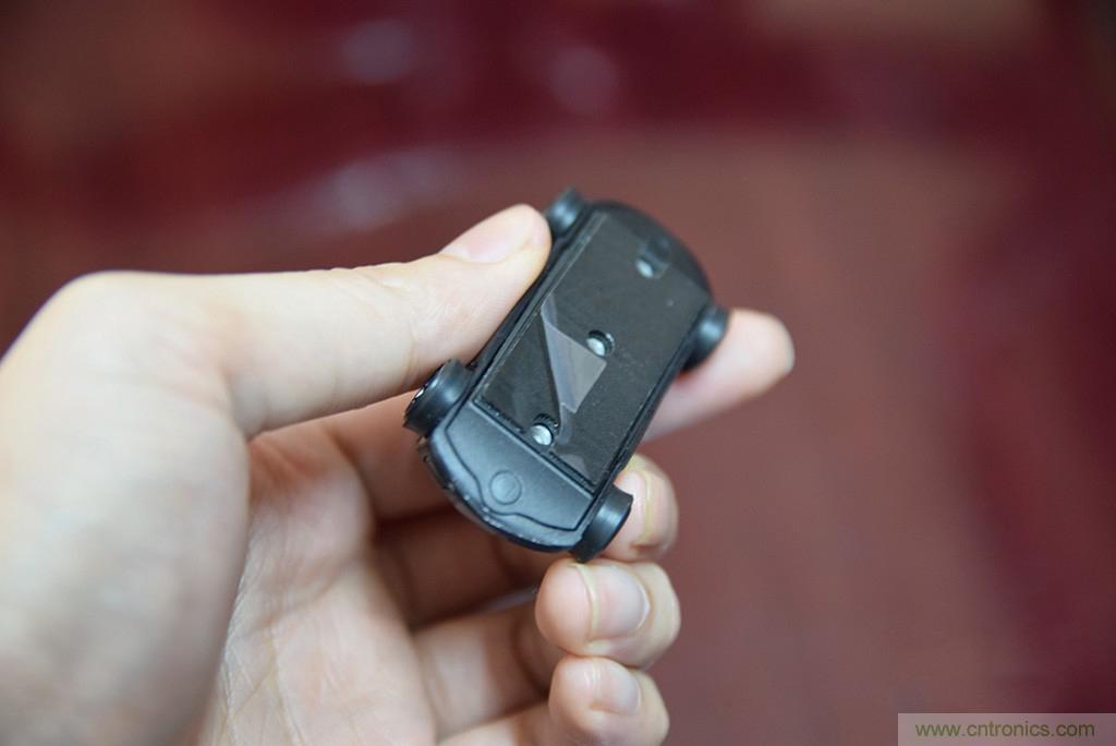 虛擬與現(xiàn)實(shí)相結(jié)合的飛車(chē)游戲，讓你體驗(yàn)速度與激情的碰撞！