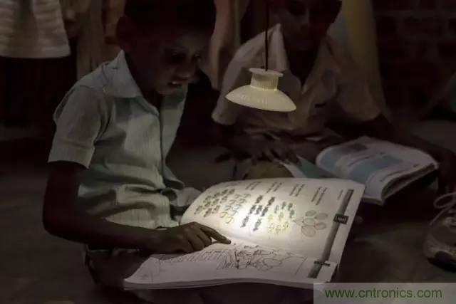 單靠重力就能工作的燈，將為15億人帶來光明