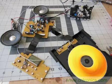 廢舊收音機如何變身成酷炫機器人？