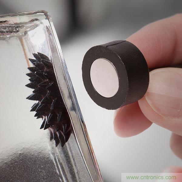 藝術(shù)源于生活，用生活中的物件也能制作磁流體