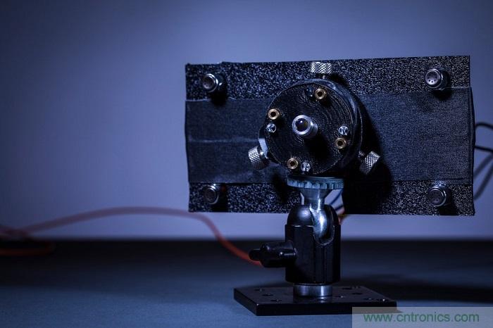 室內(nèi)激光無線充電新技術(shù)亮相，可媲美傳統(tǒng) USB 線纜