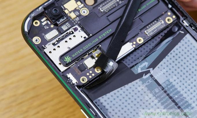 拆解黑鯊手機：多級直觸一體式液冷系統(tǒng)有什么門道？