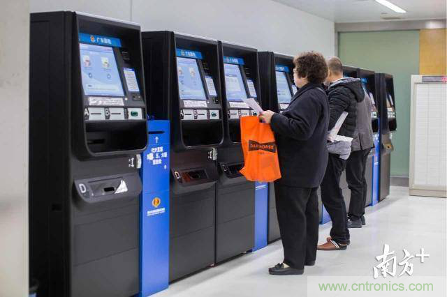 探路政務(wù)辦事柜臺&ldquo;無人化&rdquo;，引領(lǐng)&ldquo;互聯(lián)網(wǎng)+政務(wù)&rdquo;革新