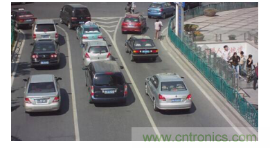 如何在車流涌動的道路上運用監(jiān)控系統(tǒng)？