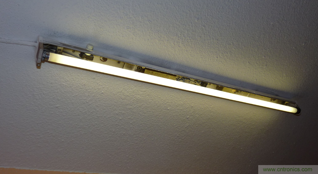 電燈泡內(nèi)通有交流電，為什么看不到燈泡在閃爍？