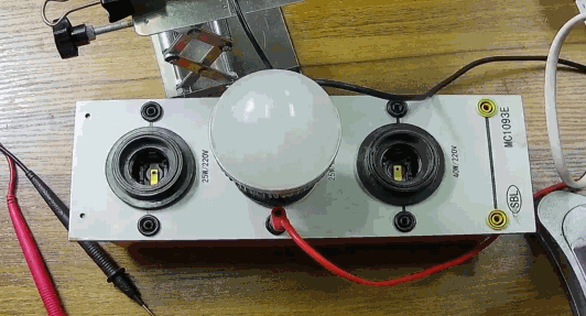 電燈泡內(nèi)通有交流電，為什么看不到燈泡在閃爍？