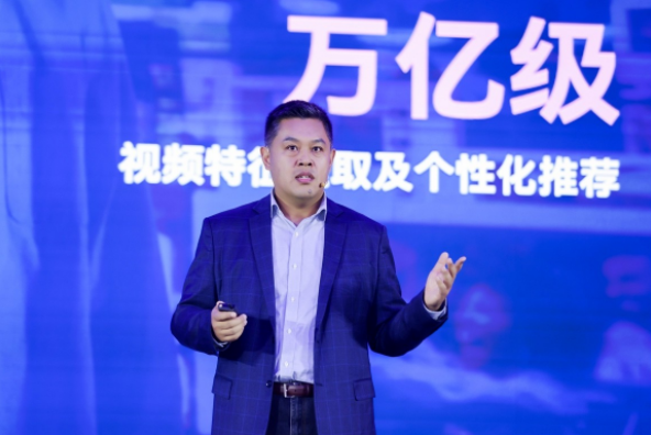 數(shù)據(jù)洪流下的算力突圍：英特爾以生態(tài)之力破局AI規(guī)?；? width=