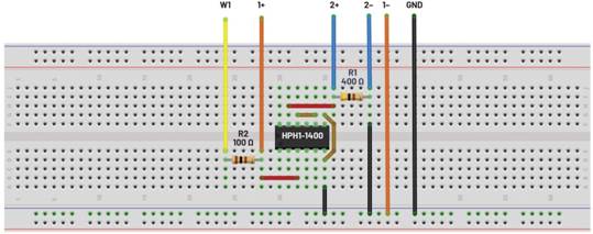   材料  ? ADALM2000主動(dòng)學(xué)習(xí)模塊 ? 無(wú)焊試驗(yàn)板和跳線套件 ? 一臺(tái)HPH1-1400L 6繞組變壓器 ? 一臺(tái)HPH1-0190L 6繞組變壓器 ? 兩個(gè)100 Ω電阻  說(shuō)明  在無(wú)焊試驗(yàn)板上構(gòu)建圖2所示的電路。需要使用此設(shè)置來(lái)測(cè)量初級(jí)/次級(jí)匝數(shù)比為1:1的三種不同配置下，兩個(gè)變壓器型號(hào)各自的頻率響應(yīng)。兩個(gè)紅色箭頭表示在初級(jí)和次級(jí)使用同一個(gè)線圈的配置中連接源電阻和負(fù)載電阻的位置。藍(lán)色箭頭對(duì)應(yīng)的是在初級(jí)和次級(jí)使用兩個(gè)串聯(lián)線圈的配置。綠色箭頭對(duì)應(yīng)的是在初級(jí)和次級(jí)使用三個(gè)串聯(lián)線圈的配置。